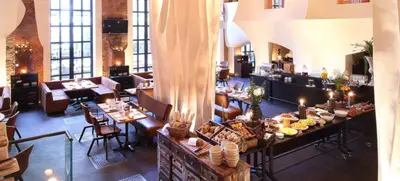 Foto von east Hotel & Restaurant Bar & Lounge