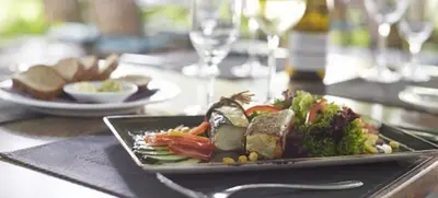 Foto von Buffet mit regionalen Spezialitäten