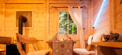 Foto von Feiern Sie zur Weihnachtszeit in der Eventhütte