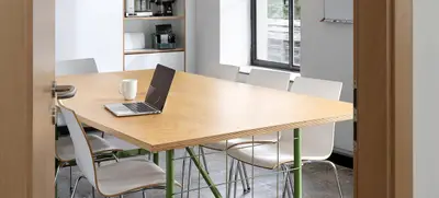 Foto von Meetingraum in alter Papierfabrik