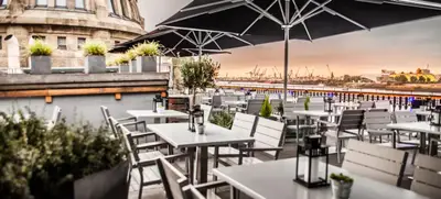 Foto von Outdoor-Events mit Hafenblick