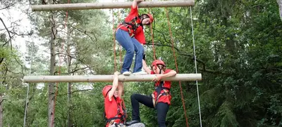 Foto von Klettern auf Hochseilelementen