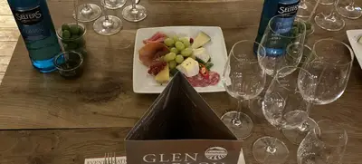 Foto von Weinprobe im ältesten Gebäude Altonas