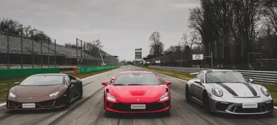 Foto von Sportwagen fahren auf dem Hockenheimring