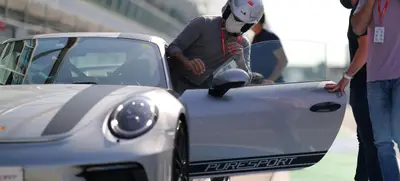 Foto von Sportwagen fahren auf dem Hockenheimring