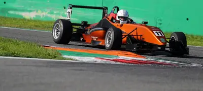 Foto von Supersportwagen fahren auf dem Hockenheimring