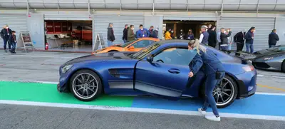 Foto von Sportwagen fahren auf dem Redbullring