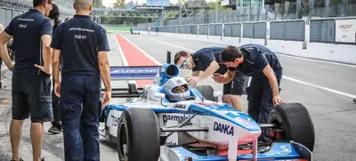 Foto von Supersportwagen fahren auf der Monza-Strecke