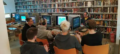 Foto von Spielevent mit Retro Konsolen und Homecomputern im bespielbaren Museum