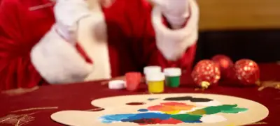 Foto von Weihnachtliches Teampainting: Kreativität und Festlichkeit vereint