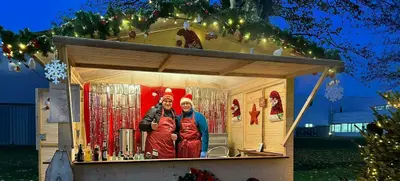 Foto von Weihnachtsmarkt vor der historischen Empfangshalle