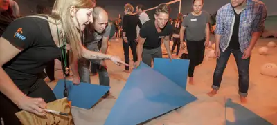 Foto von Teambuilding unter Palmen