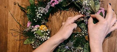 Foto von Frühlingskranz mit Frischblumen