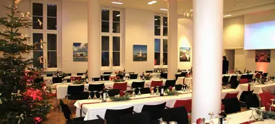 Foto von Weihnachtsfeier in Stadtvilla mit großem Garten