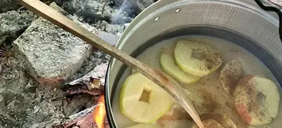 Foto von Gemeinsam Kochen am Feuer: Kreativität, Teamgeist und Genuss in der Natur