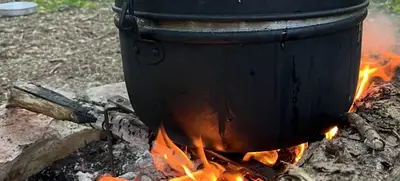 Foto von Gemeinsam Kochen am Feuer: Kreativität, Teamgeist und Genuss in der Natur