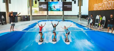 Foto von Indoor Surfing auf der stehenden Welle