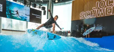 Foto von Indoor Surfing auf der stehenden Welle