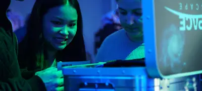 Foto von Gemeinsames Rätseln beim Escape Game
