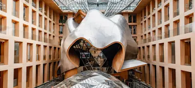 Foto von Tagen in einer begehbaren Skulptur