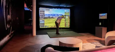 Foto von IRONsix Golf & Bar