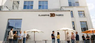 Foto von Gläserne 3D Fabrik Küche & Empfang