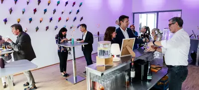Foto von Gläserne 3D Fabrik Bistro