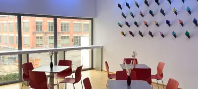 Foto von Gläserne 3D Fabrik Bistro