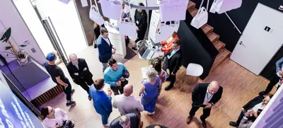 Foto von Gläserne 3D Fabrik Küche & Empfang