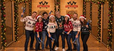 Foto von Weihnachtsfeier Axtwerfen