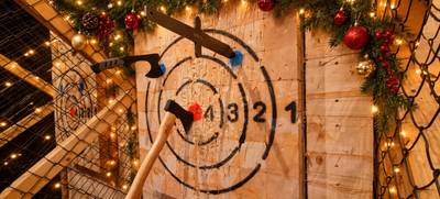 Foto von Weihnachtsfeier Axtwerfen