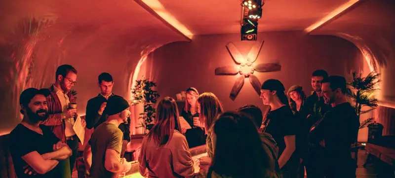 Foto 1 von Aufregendes Klassentreffen mit Party und Weinpauschale
