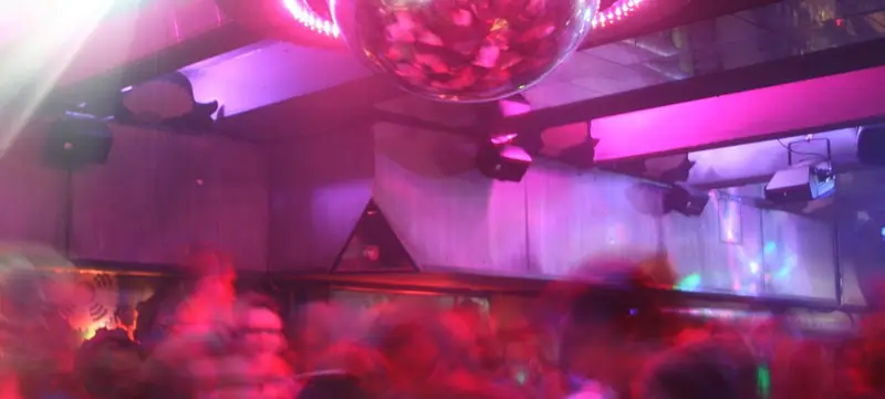 Foto 1 von Party, Drinks und heißer Sound - Kopfhörer Disko im Maschinenraum Berlins