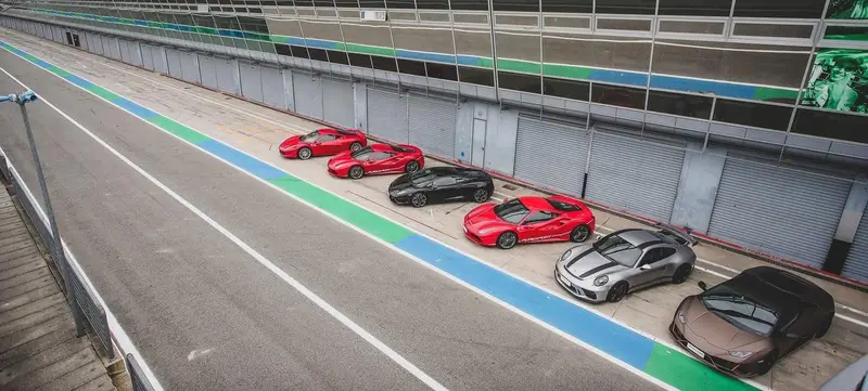 Foto 1 von Sportwagen fahren auf der Monza-Strecke