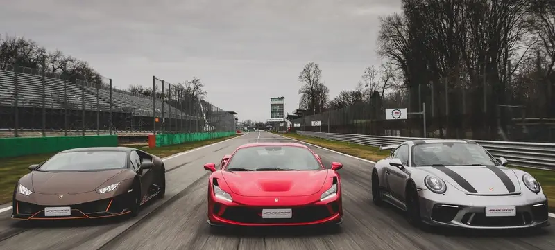 Foto 2 von Sportwagen fahren auf der Monza-Strecke