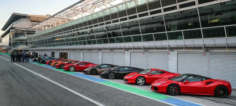 Foto 2 von Sportwagen fahren auf dem Redbullring