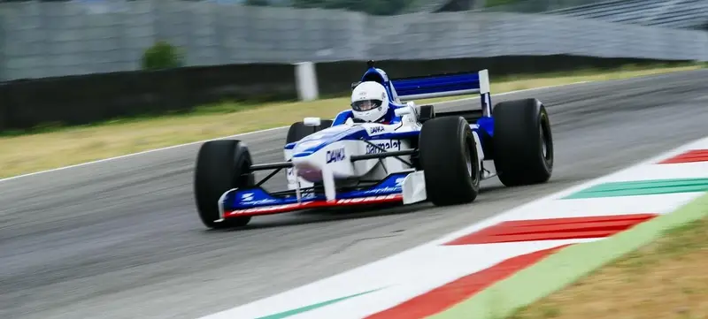 Foto 1 von Supersportwagen fahren auf der Monza-Strecke