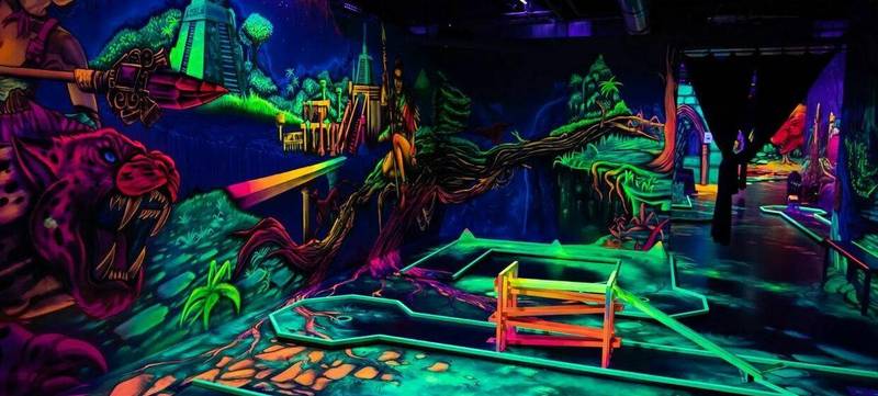 Foto 4 von Schwarzlicht 3D Minigolf in der GlowZone Bielefeld