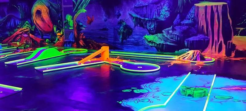 Foto 1 von 3D Schwarzlicht Minigolf in der GlowZone Augsburg
