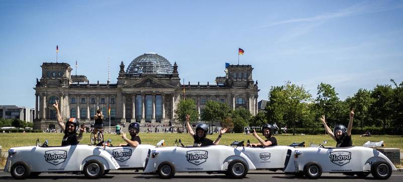 Foto 2 von Berlin Sightseeing Tour im Mini Hotrod