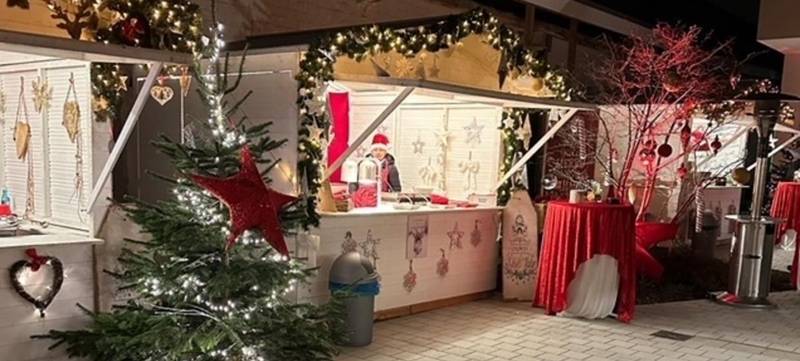 Foto 2 von Weihnachtsmarkt vor der historischen Empfangshalle