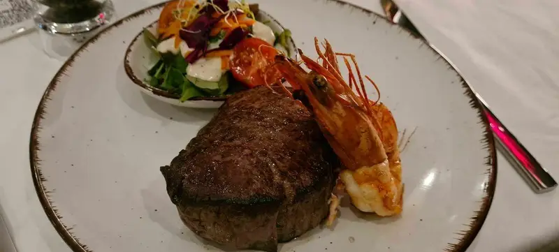Foto 2 von Surf N Turf Kitchen