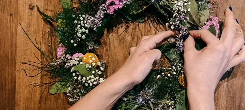 Foto 1 von Frühlingskranz mit Frischblumen