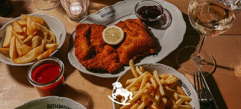 Foto 3 von Glühwein, Kranz & Schnitzel-Tanz