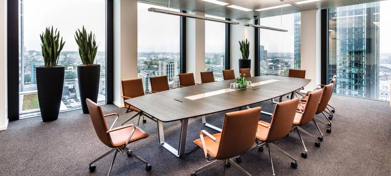 Foto von Ihr Meeting mit einer spektakulären Aussicht über Frankfurt