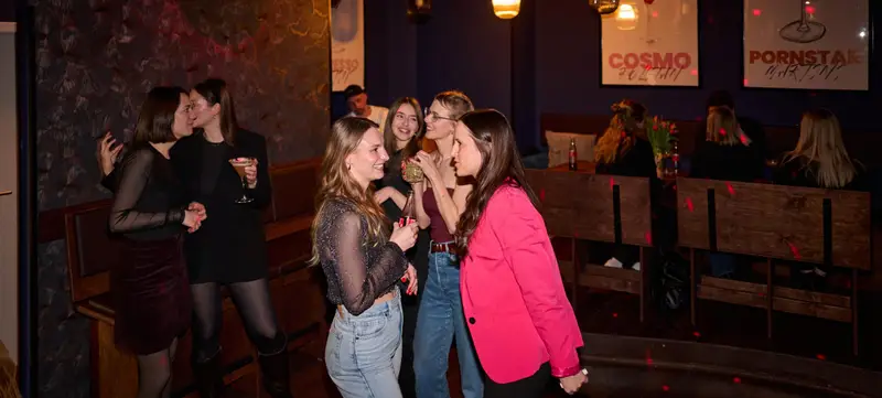 Foto 2 von Afterwork: 100 Drinks aufs Haus – Die Firma lädt ein!