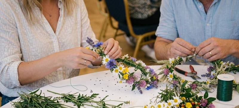 Foto 1 von Midsommar-Blumenkranz binden – Logenhaus Berlin